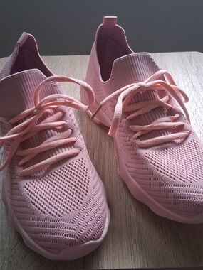 Women's Knit Slip-On Sneakers in Light Pink BNWOT Size 9